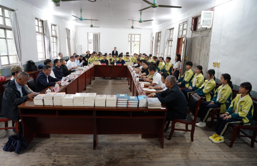 州關工委、州革命老區促進會、州水投集團關工委聯合愛心人士赴從江縣第六中學開展“書香護新苗，關工筑未來”捐贈活動